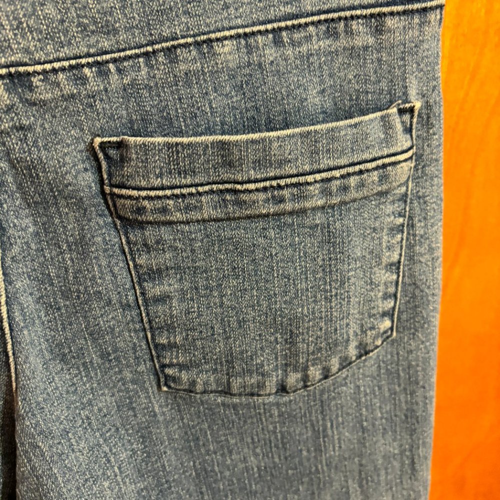 Lee‎ Classic Fit Capris, Blue, size 6P - Picture 11 of 14